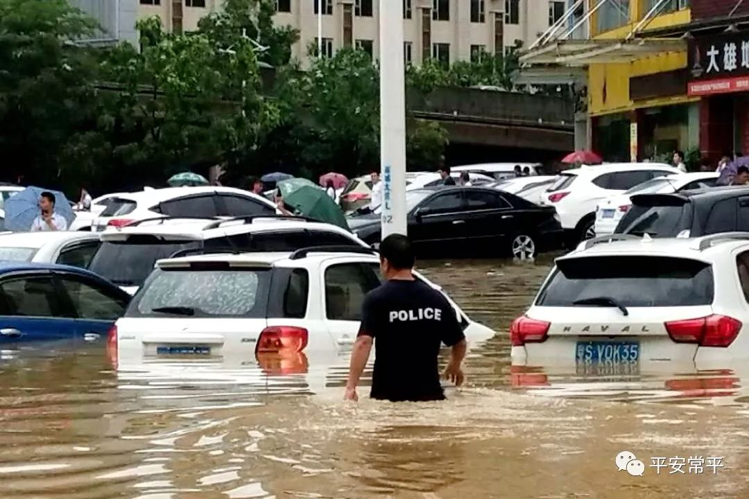 今天常平雨大雨暴雨雷暴雨大暴雨,现场非常"惊人"!速看,转疯了!