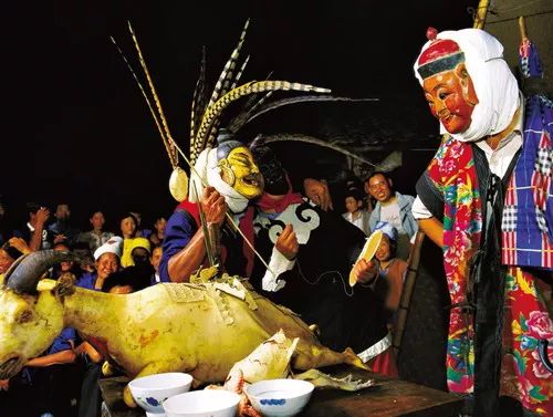 土家族傩戏是当地人融合远古楚人巫乐,祭祀,并结合本地风俗习惯,农耕