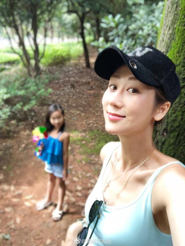 33岁蒋丽莎穿吊带大秀好身材,7岁女儿亭亭玉立长得像妈妈