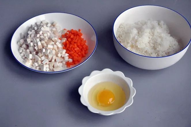美食 正文  主料: 杏鲍菇1朵 胡萝卜100克 米饭2小碗 鸡蛋1个 生抽1勺