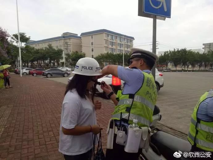 今天！钦州一考生考试忘记带准考证交警这个举动太暖心了…博鱼体育(图1)