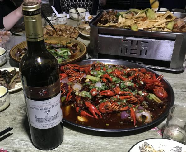 美食与健康:葡萄酒搭配小龙虾