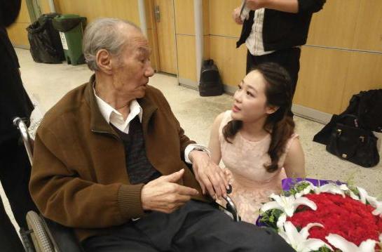 《暖春》爷孙再聚首,小花齐如意亭亭玉立,92岁爷爷坐轮椅
