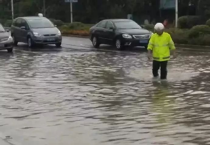 跑外卖下暴雨怎么穿搭_暴雨送外卖图