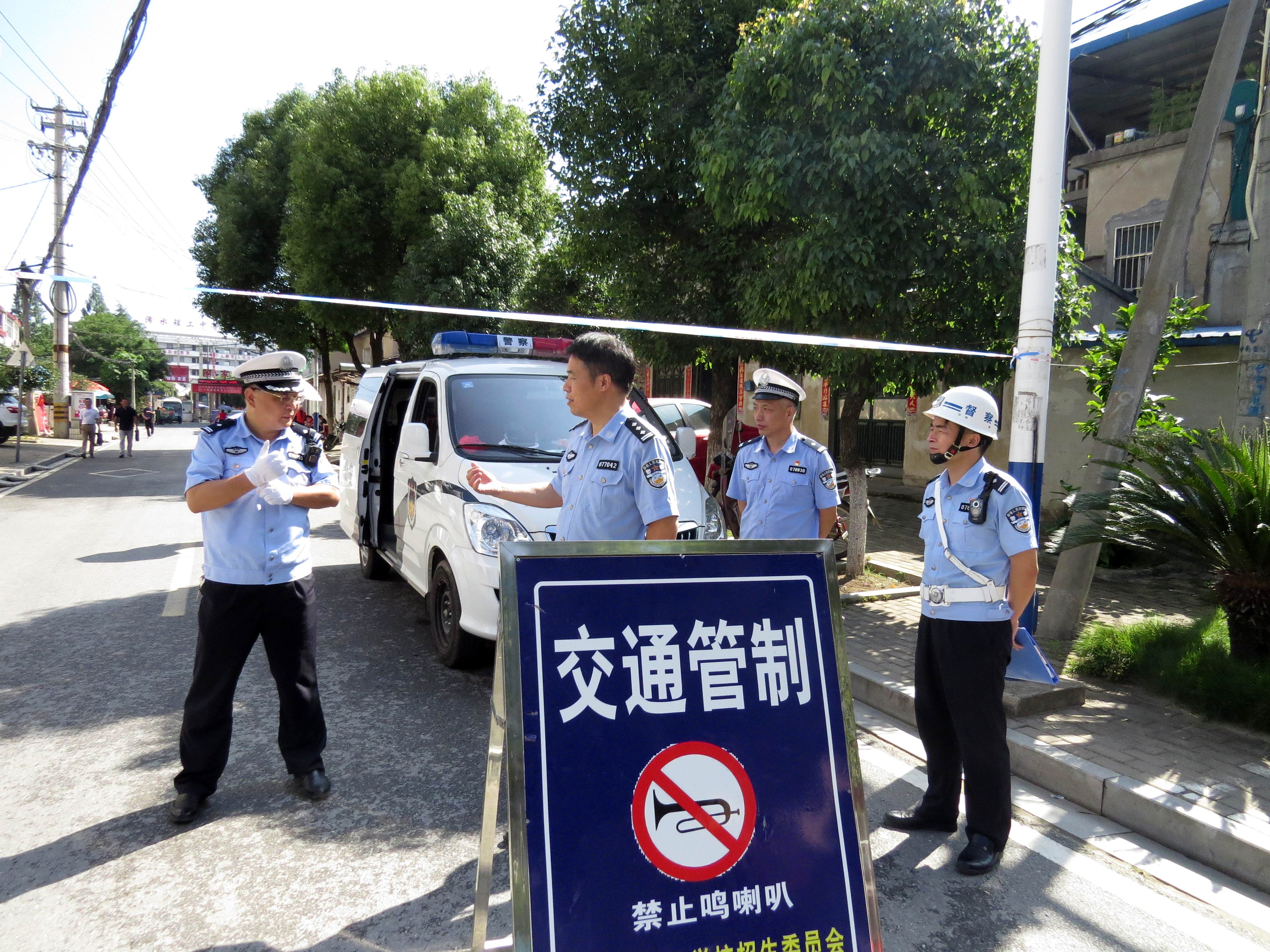 浠水警方出动120余名警力为5049名保驾护航