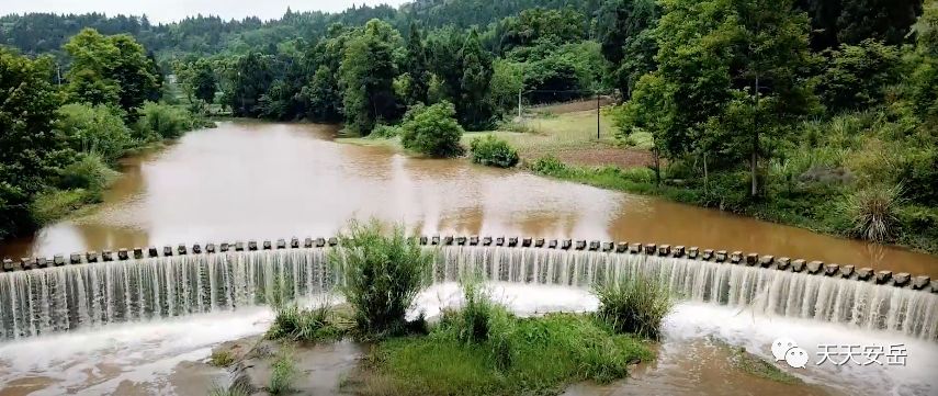 安岳上七里桥,暴雨后竟会出现这么长的瀑布,真是太美了