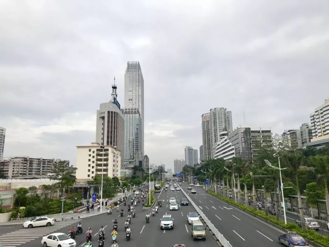 南宁室外33℃高温!高考第一天,南宁街头发生的这些画面让人感动.