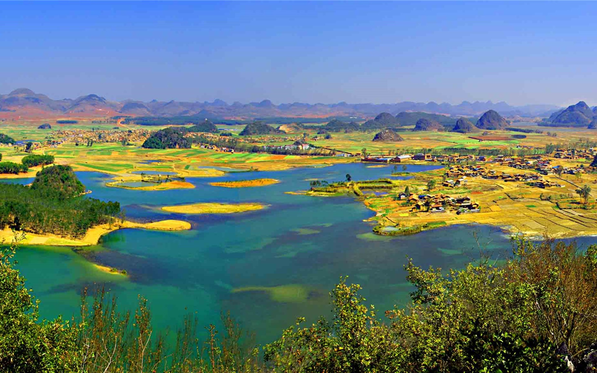 位于中国西南边陲,拥有悠久的历史文化,以美丽,神奇的自然风光而著称