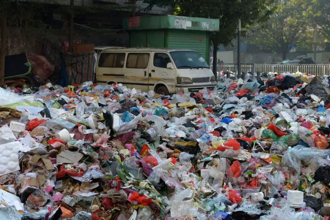 这是深圳目前每天的生活垃圾产生量.