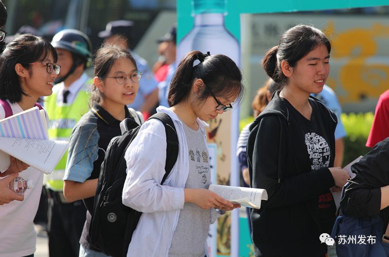 各个考场门口,还有很多为学长学姐加油鼓劲的学弟学妹们!