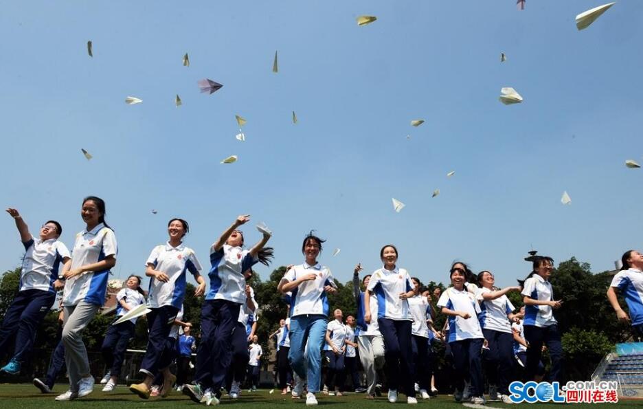 高三考生在纸飞机上写上自己的理想大学,让后放飞梦想