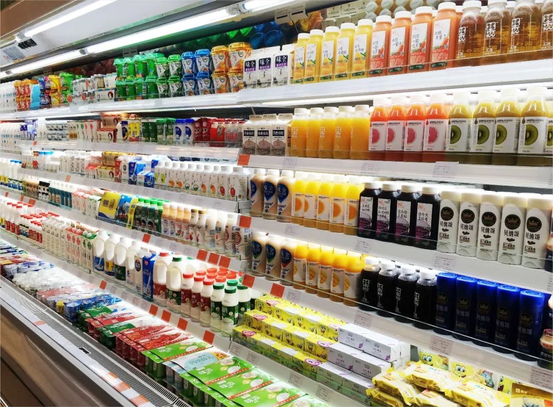 超市冰柜酸奶冷藏鲜奶摄影图配图高清摄影大图-千库网
