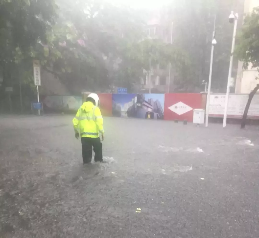 跑外卖下暴雨怎么穿搭_暴雨送外卖图(3)