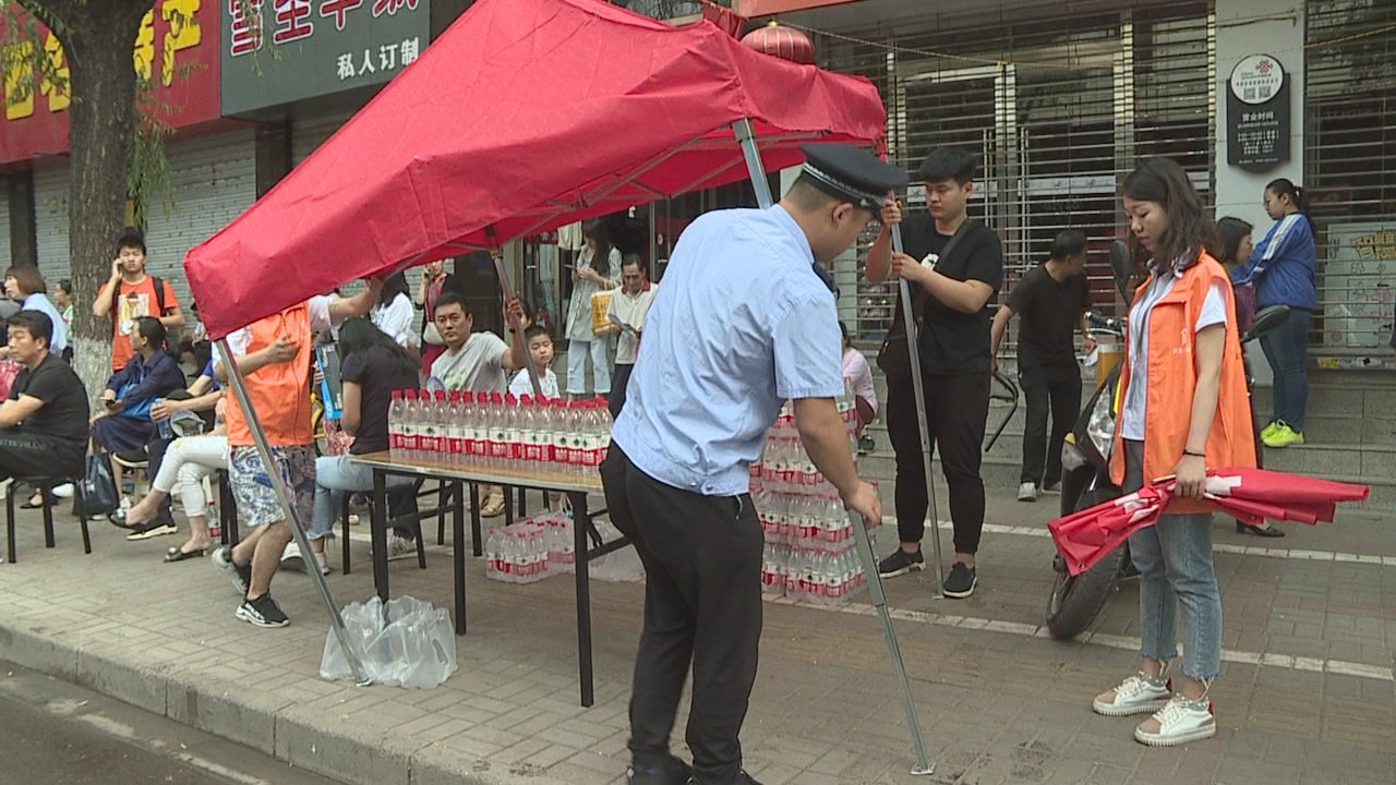 城管人口号_城管追人图片(2)