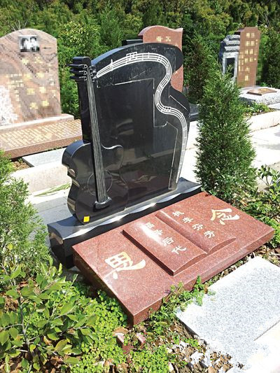 浙江温州推进殡葬改革,节地艺术墓碑是陵园景观的发展