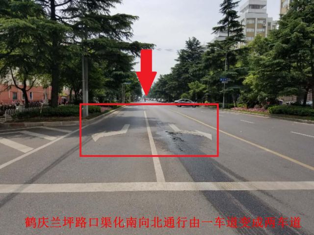 鹤庆路兰坪路口南向北通行由一车道变成两车道