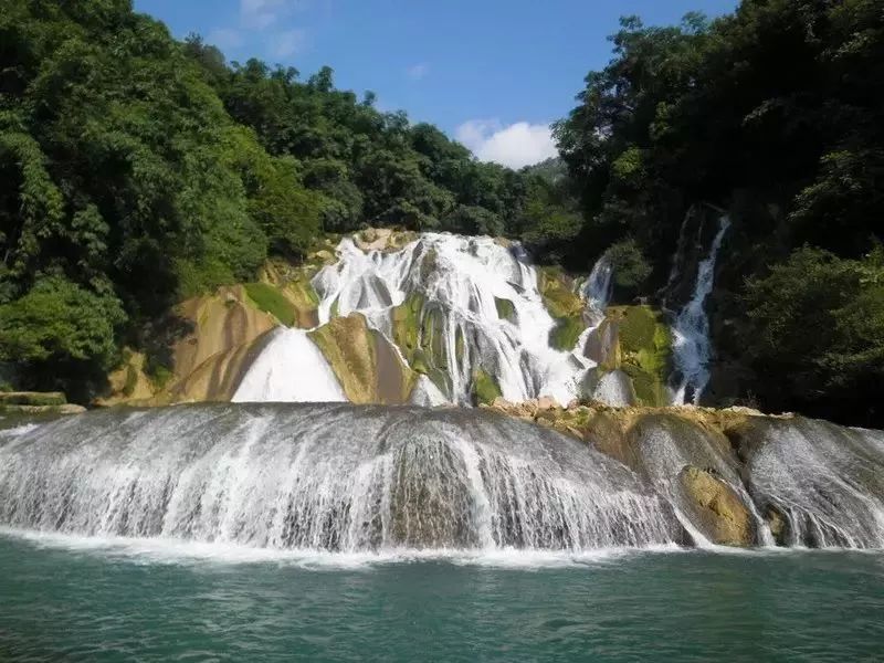 惠水岗度瀑布群  由于地壳的运动变化,在惠水县东大门岗度乡境内的岗