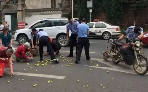 警察蜀黍赶来了!路过的司机大哥也来了 最近,彭山正在 创建文明城市.