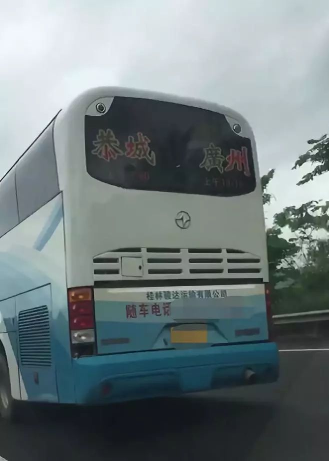 恭城——广州的大巴车高速上出现惊险一幕!吓呆后方车辆