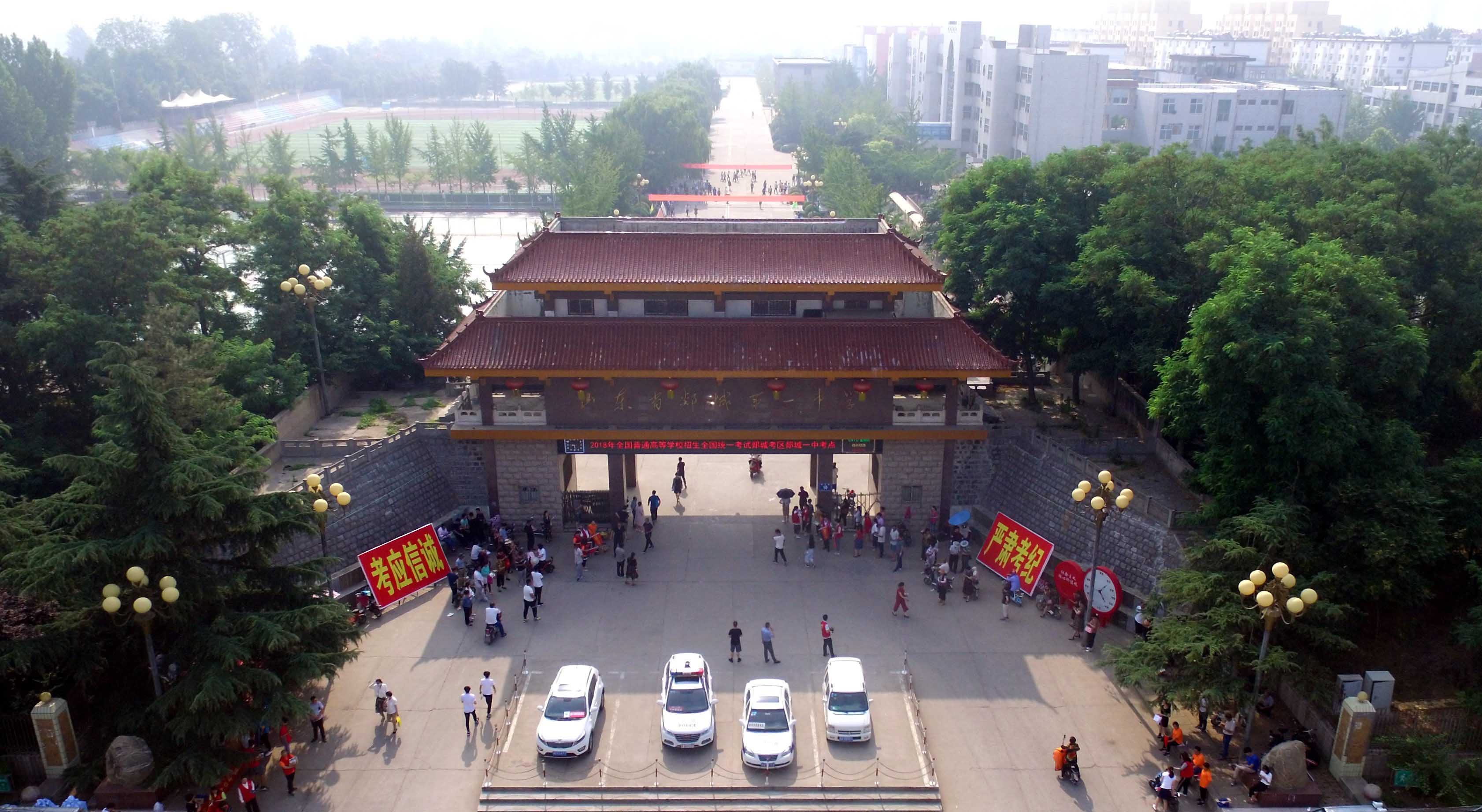 6月7日,在山东省临沂市郯城县一中考点,考生准备进场考试(无人机拍摄)