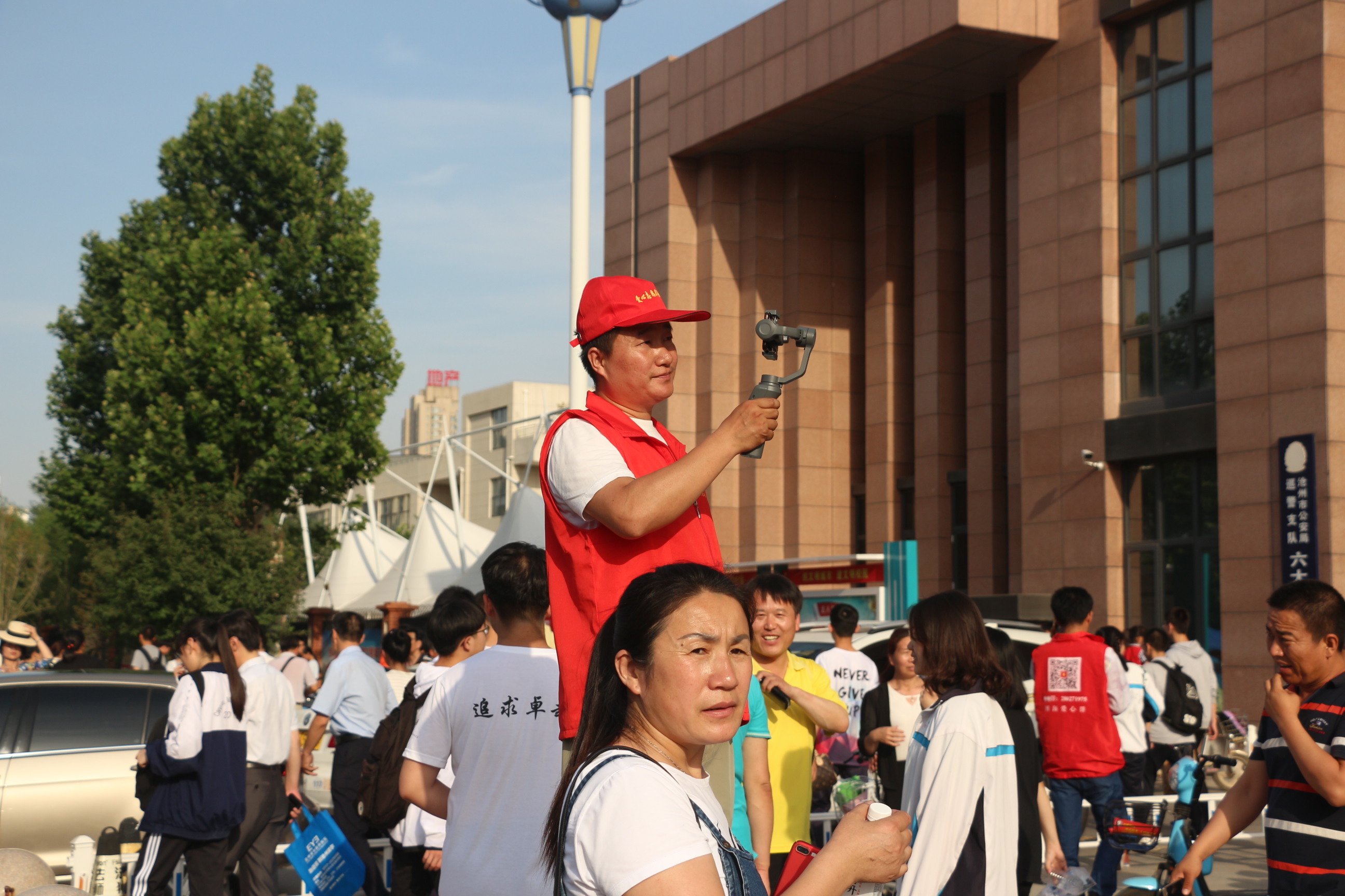 沧州师范学院爱心学妹给家长送上爱心水