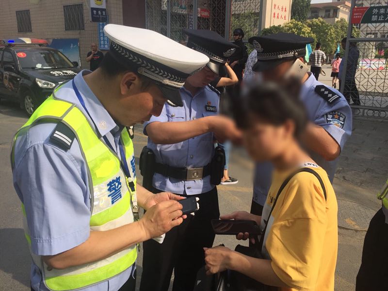 汴梁头条 | 开封公安民警爱心护考 再展爱民本色