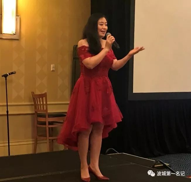 歌唱家吴影在美中药协年会晚宴中演出.(记者俞国梁/摄影)