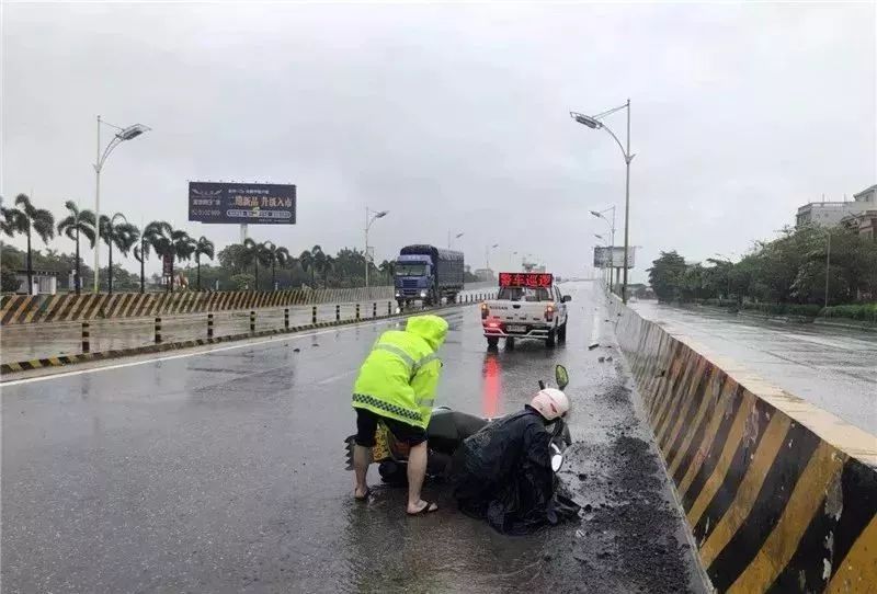 今早暴雨袭击四会致部分地区严重水浸肇庆一男子疑因触电倒地提醒各位