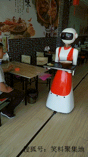 搞笑gif图:餐馆里都有会上菜的机器人了,看起来好高大上的样子