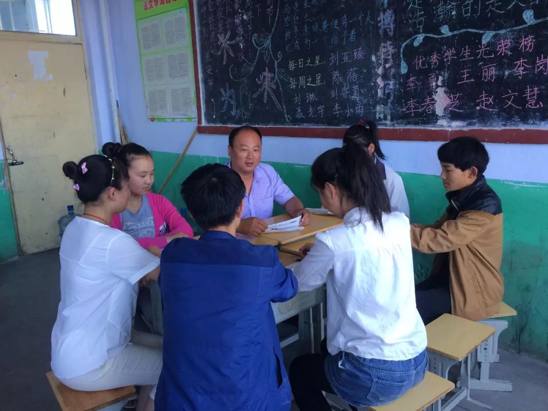 结合学校和学生实际,完善特别关注学生成长档案,并建