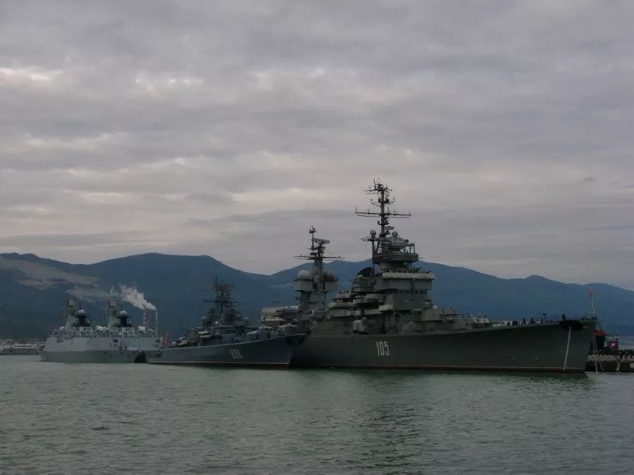 2015年到访新罗西斯克的中国海军护卫舰(左)和米哈伊尔·库图佐夫号在