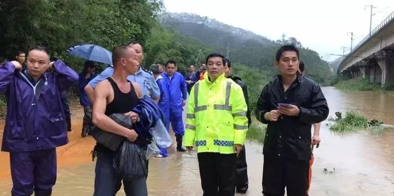 今早暴雨袭击四会致部分地区严重水浸肇庆一男子疑因