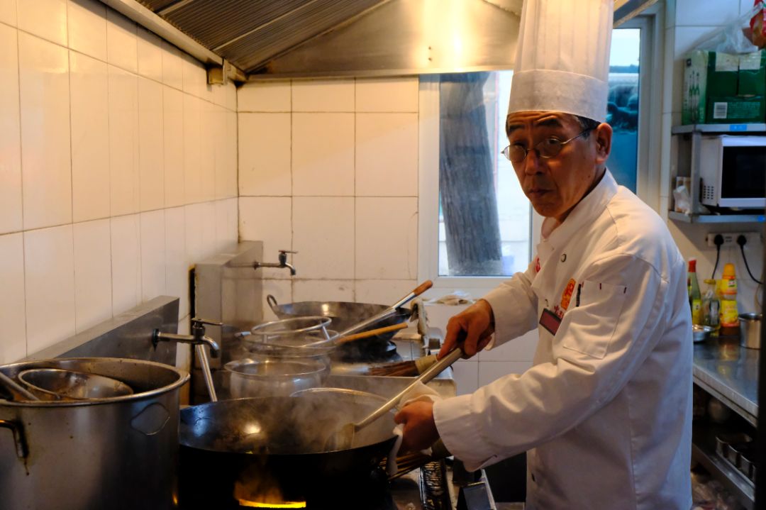 大明湖边的鲁菜馆鲁菜大师做的这道菜本地人排不上队