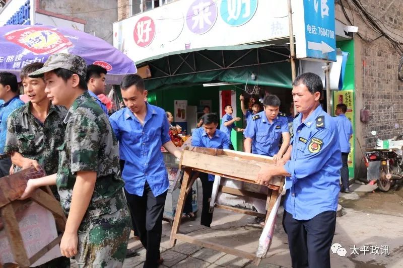 说到做到:太平人熟悉的桂x旅馆招牌被拆,太平镇对"六乱"零容忍