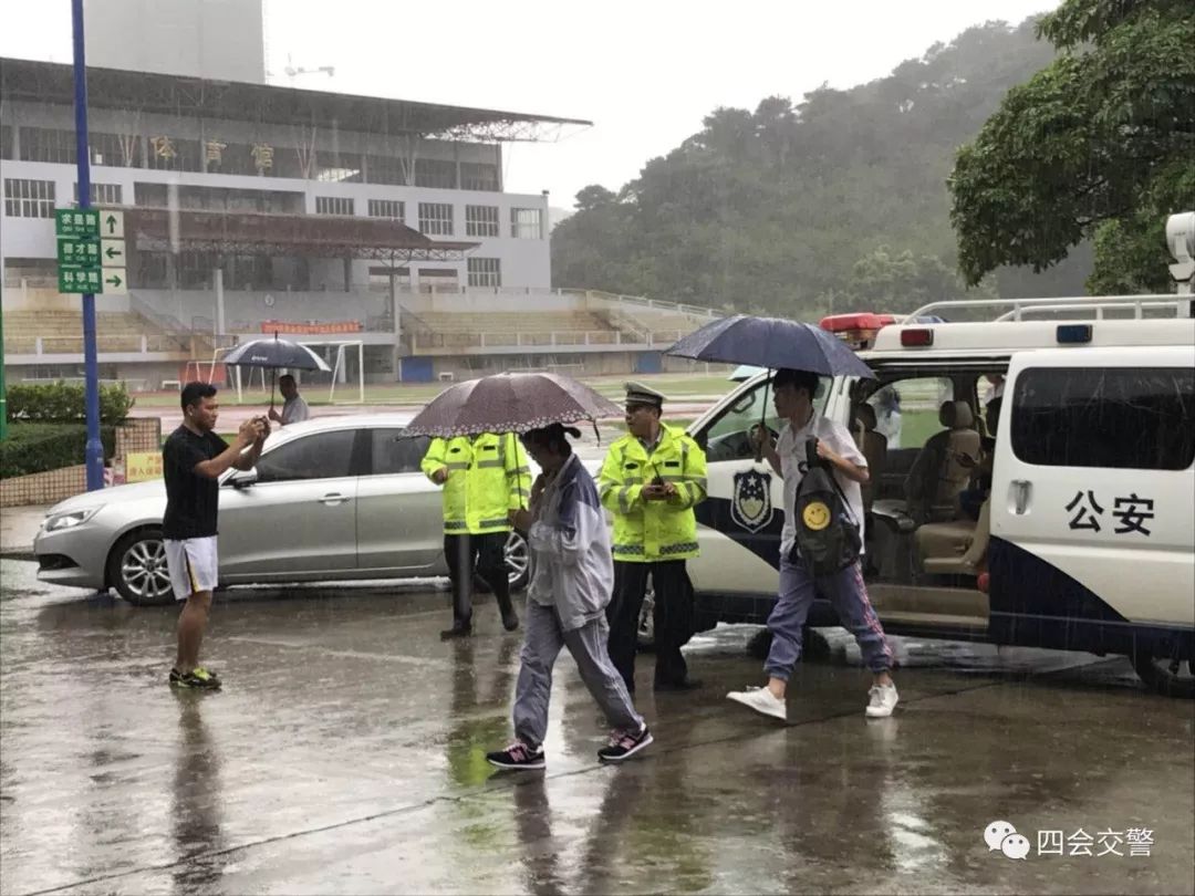 今早暴雨袭击四会致部分地区严重水浸肇庆一男子疑因触电倒地提醒各位