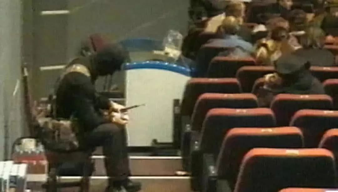 恐怖分子们就坐在观众席之间,手持自动步枪看押着人质.