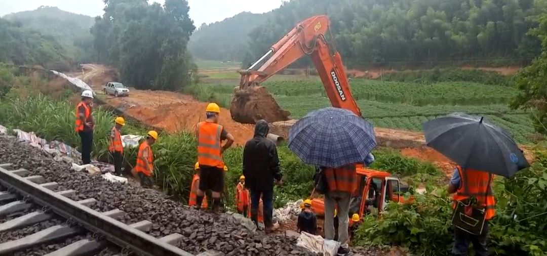 铁路易坍塌路堤段进行钢管桩加固