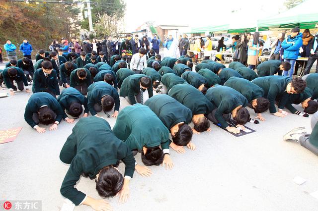 2016年韩国江原道束草的学弟学妹们在考场外下跪为考生祈祷.