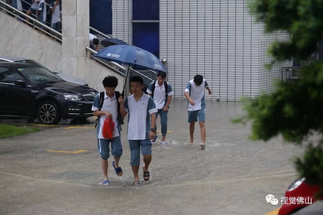 荣山中学,警车为高三学生开道.