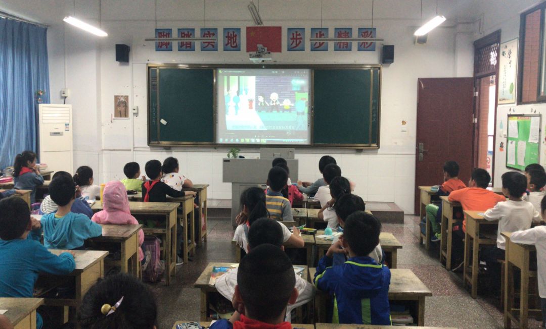 班队课组织学生观看《预防溺水》的教育视频(一)