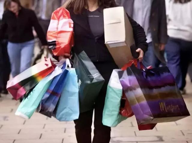 大家逛街购物或出去旅行时,会不会经常放飞自我,买一大堆东西?