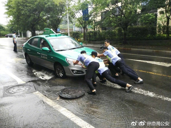 暴雨突袭 广州警方全警出动 全力以赴抢险救援