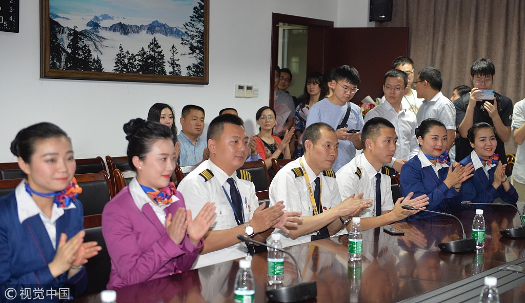 川航3u8633航班机组被授予"中国民航英雄机组"称号