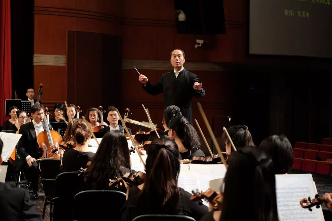 本次巡演的八场交响音乐会,由上海歌剧院著名指挥 张国勇, 林友声与