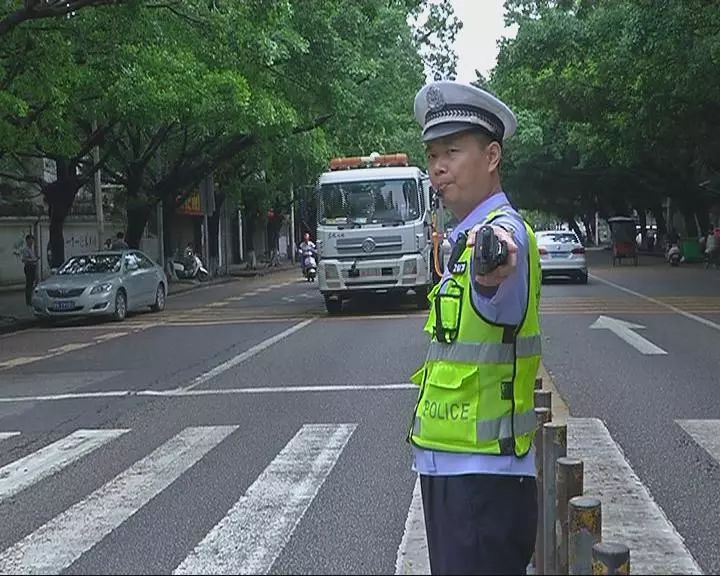 在揭阳二中的校门口,交警市区一大队二中队的民警和榕城区执法分局的