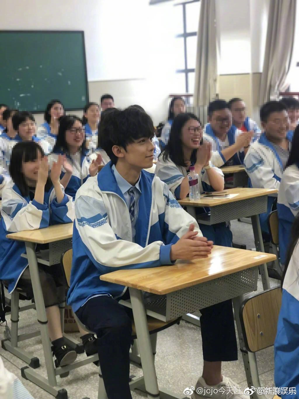 现场与同学们说笑不断,也一一为同学们签名;在毕业班会上吴磊也祝同学