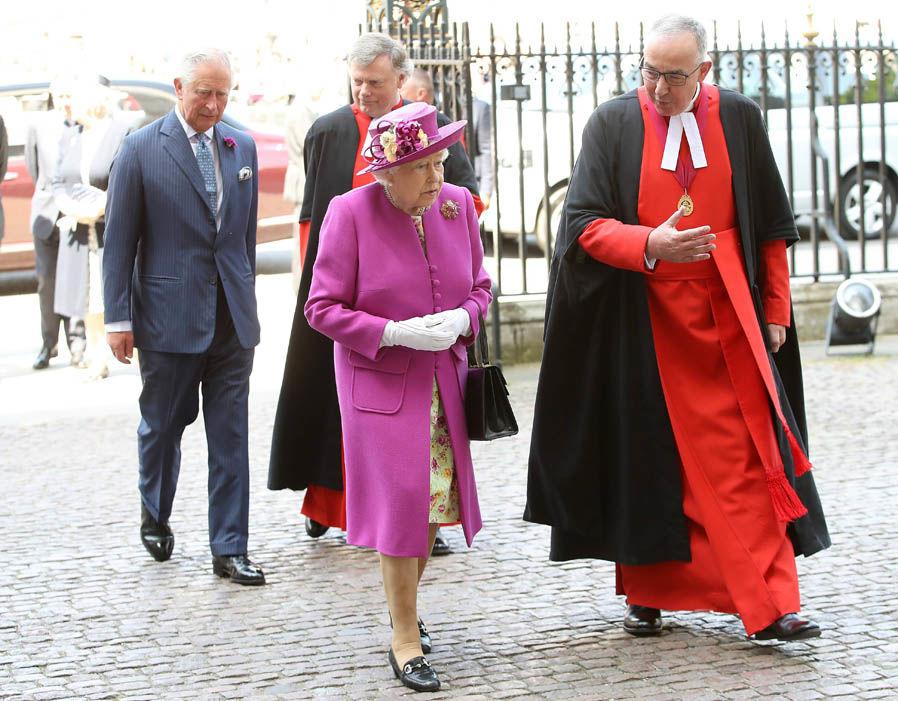 英国女王参观女王钻石禧画廊白内障手术后终于取掉墨镜