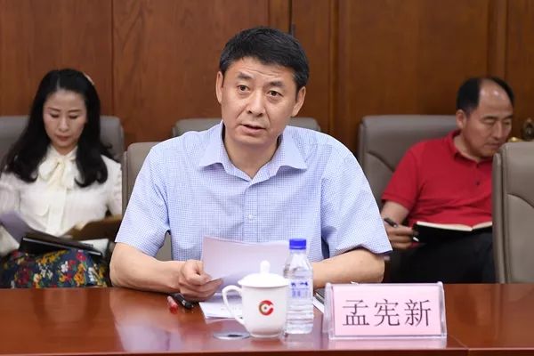 图为孟宪新局长介绍产业园发展建设情况图为座谈会现场副局长曲玉业