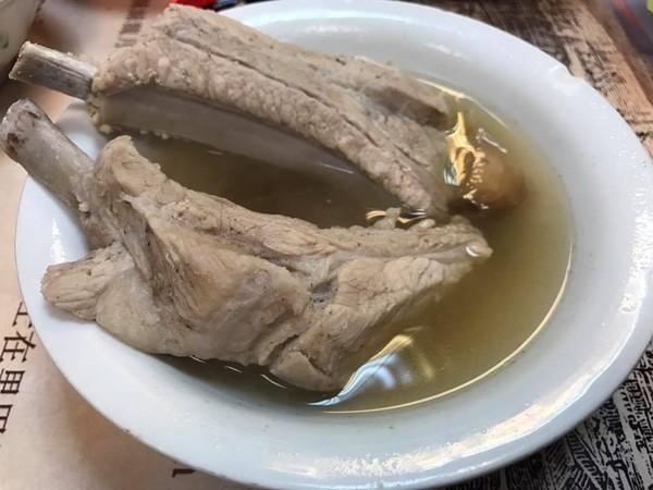 新加坡版肉骨茶必吃「亚华」!浅色汤底不呛口还可加汤