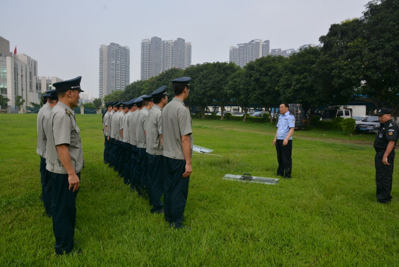 在参加公安工作后,绿色的军装虽然换成了湛蓝的警服,但李水定仍然肩负